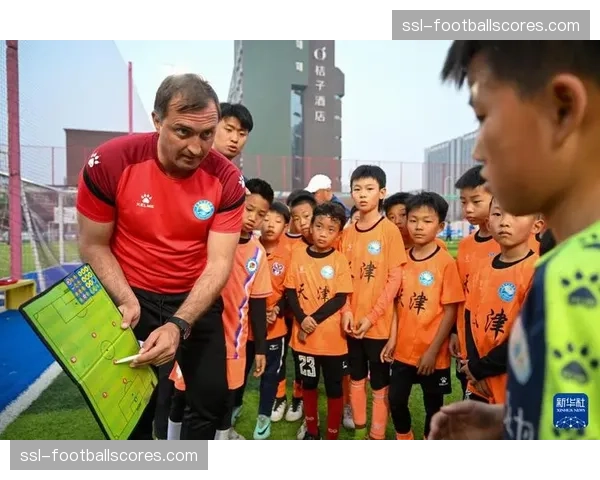 基层走访：北伦敦业余联赛教练引入“无越位”训练法，鼓励纵深跑动