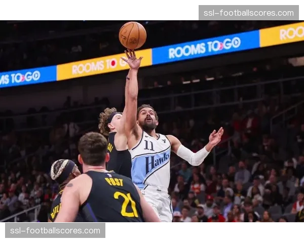 现场报道：特雷·杨命中超远三分，助老鹰半场领先雄鹿15分