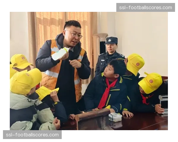 雷恩基地开放日展示高科技训练设施，包括模拟对手压迫模式的移动人墙障碍训练系统