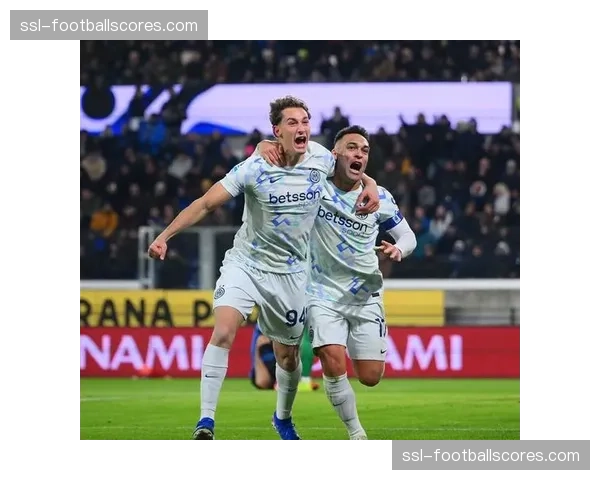 关键瞬间：国米门将索默扑救后立即大脚找到劳塔罗，后者单刀被扑