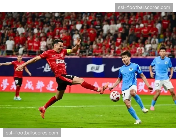 成都蓉城2-1逆转山东泰山，费利佩头球绝杀点燃凤凰山。